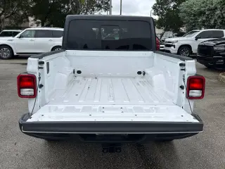 Jeep Gladiator 2025 4x4 Sport 4dr Crew Cab 5.0 ft. CB