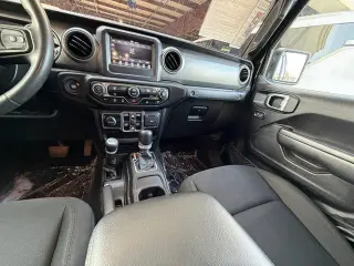 Jeep Gladiator 2023 4x4 Sport cabina de tripulación de 4 puertas con caja de carga de 5.0 pies