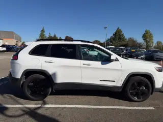 Jeep Cherokee 2019 4x4 Latitude Plus 4dr SUV