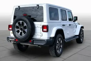 Jeep Wrangler Unlimited 2018 4x4 Sahara 4dr SUV (lanzamiento a mitad de año)