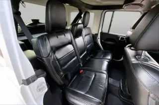 Jeep Wrangler Unlimited 2018 4x4 Sahara 4dr SUV (lanzamiento a mitad de año)