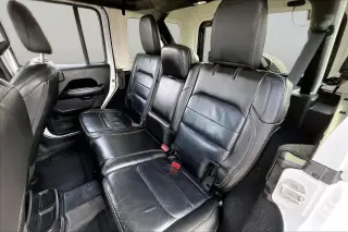 Jeep Wrangler Unlimited 2018 4x4 Sahara 4dr SUV (lanzamiento a mitad de año)