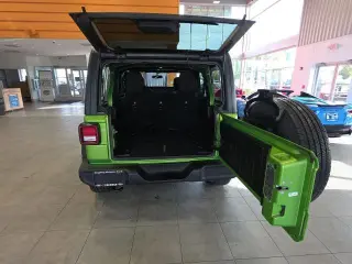 Jeep Wrangler Unlimited 2018 4x4 Sport 4p SUV (lanzamiento medio del año)