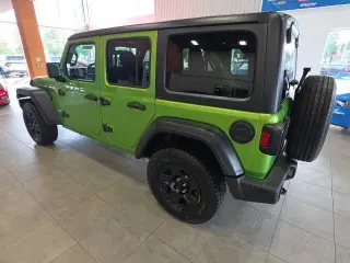Jeep Wrangler Unlimited 2018 4x4 Sport 4p SUV (lanzamiento medio del año)