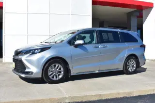 Toyota Sienna 2024 XLE 8-Pasajeros 4dr Mini-Van