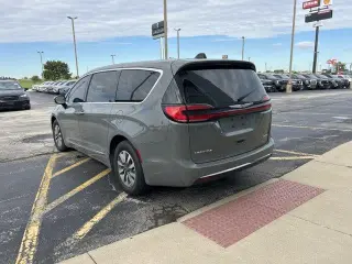 Chrysler Pacifica Plug-In Hybrid 2023 Limited 4dr Mini-Van