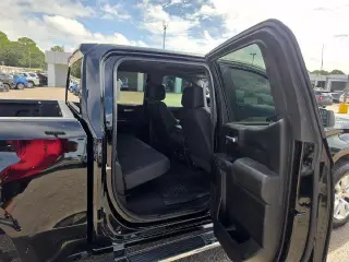 Chevrolet Silverado 1500 2022 4x2 Custom 4p Puerta Corredera de Tripulación de 5.8 pies ST