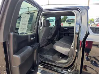 Chevrolet Silverado 1500 2022 4x2 Custom 4p Puerta Corredera de Tripulación de 5.8 pies ST
