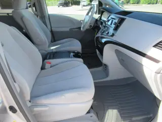 Toyota Sienna 2011 LE 8-Pasajeros 4p Mini-Van V6