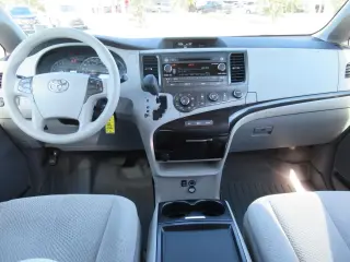 Toyota Sienna 2011 LE 8-Pasajeros 4p Mini-Van V6