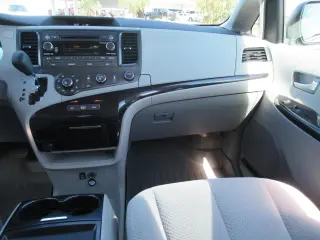 Toyota Sienna 2011 LE 8-Pasajeros 4p Mini-Van V6