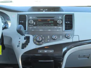 Toyota Sienna 2011 LE 8-Pasajeros 4p Mini-Van V6