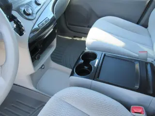 Toyota Sienna 2011 LE 8-Pasajeros 4p Mini-Van V6