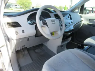 Toyota Sienna 2011 LE 8-Pasajeros 4p Mini-Van V6