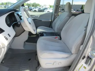 Toyota Sienna 2011 LE 8-Pasajeros 4p Mini-Van V6