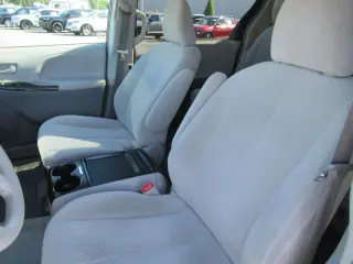 Toyota Sienna 2011 LE 8-Pasajeros 4p Mini-Van V6