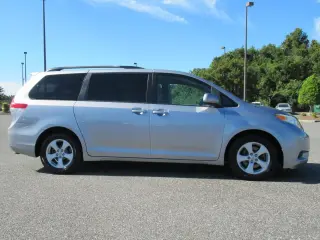 Toyota Sienna 2011 LE 8-Pasajeros 4p Mini-Van V6