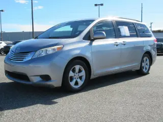 Toyota Sienna 2011 LE 8-Pasajeros 4p Mini-Van V6