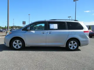 Toyota Sienna 2011 LE 8-Pasajeros 4p Mini-Van V6
