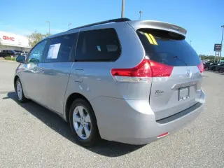 Toyota Sienna 2011 LE 8-Pasajeros 4p Mini-Van V6