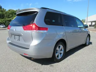 Toyota Sienna 2011 LE 8-Pasajeros 4p Mini-Van V6