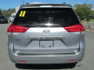 Toyota Sienna 2011 LE 8-Pasajeros 4p Mini-Van V6