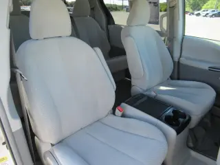 Toyota Sienna 2011 LE 8-Pasajeros 4p Mini-Van V6