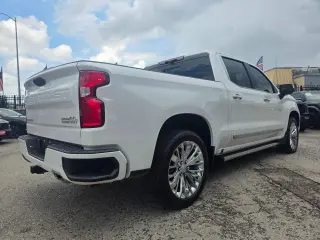 2023 Chevrolet Silverado 1500 High Country Crew Cab 4WD