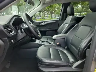 Ford Escape 2025 AWD Platinum 4dr SUV certificado. Llegada reciente! CARFAX limpio. CARFAX de un solo propietario. Precio debajo del precio de compra justo de KBB! Certificación Ford Blue Advantage, AWD. Gris metálico 2025 Ford Escape Platinum 8-Velocidad