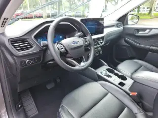 Ford Escape 2025 AWD Platinum 4dr SUV certificado. Llegada reciente! CARFAX limpio. CARFAX de un solo propietario. Precio debajo del precio de compra justo de KBB! Certificación Ford Blue Advantage, AWD. Gris metálico 2025 Ford Escape Platinum 8-Velocidad