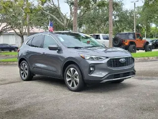 Ford Escape 2025 AWD Platinum 4dr SUV certificado. Llegada reciente! CARFAX limpio. CARFAX de un solo propietario. Precio debajo del precio de compra justo de KBB! Certificación Ford Blue Advantage, AWD. Gris metálico 2025 Ford Escape Platinum 8-Velocidad