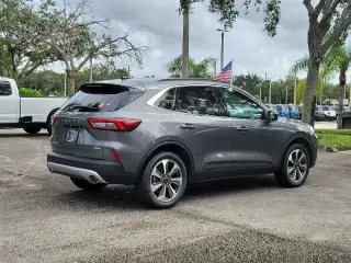 Ford Escape 2025 AWD Platinum 4dr SUV certificado. Llegada reciente! CARFAX limpio. CARFAX de un solo propietario. Precio debajo del precio de compra justo de KBB! Certificación Ford Blue Advantage, AWD. Gris metálico 2025 Ford Escape Platinum 8-Velocidad
