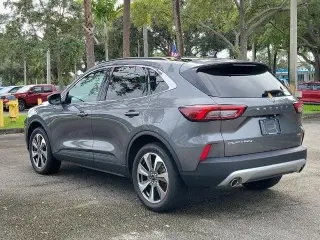 Ford Escape 2025 AWD Platinum 4dr SUV certificado. Llegada reciente! CARFAX limpio. CARFAX de un solo propietario. Precio debajo del precio de compra justo de KBB! Certificación Ford Blue Advantage, AWD. Gris metálico 2025 Ford Escape Platinum 8-Velocidad