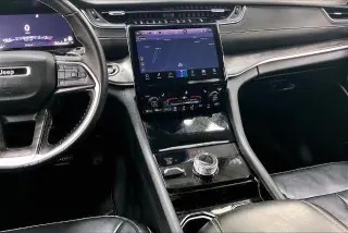 Jeep Grand Cherokee 2022 4x4 Limited 4p SUV (versión de mitad de año)