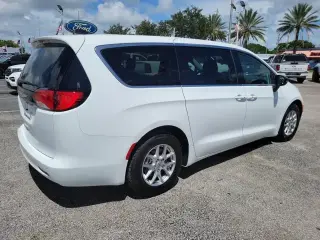 Chrysler Voyager 2024 LX 4dr Mini-Van