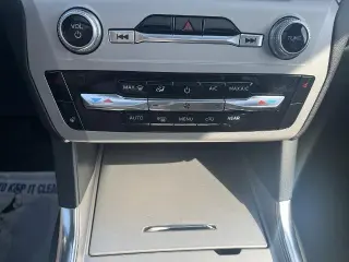 Ford Explorer 2023 4x2 XLT SUV con tracción total 4 puertas