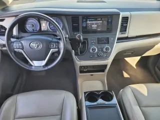 Toyota Sienna 2015 XLE para 7 pasajeros, con asiento de acceso automático, minivan de 4 puertas