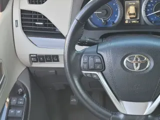 Toyota Sienna 2015 XLE para 7 pasajeros, con asiento de acceso automático, minivan de 4 puertas