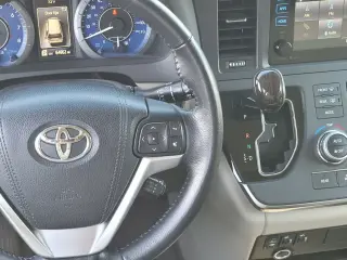 Toyota Sienna 2015 XLE para 7 pasajeros, con asiento de acceso automático, minivan de 4 puertas