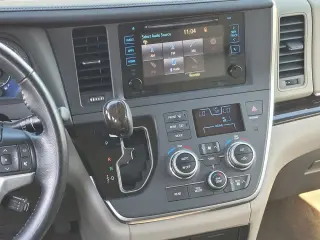 Toyota Sienna 2015 XLE para 7 pasajeros, con asiento de acceso automático, minivan de 4 puertas