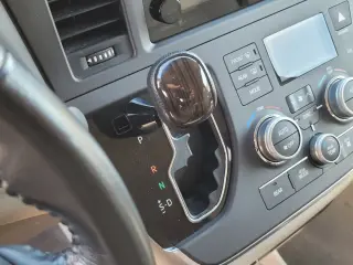 Toyota Sienna 2015 XLE para 7 pasajeros, con asiento de acceso automático, minivan de 4 puertas