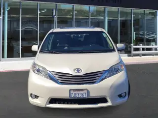 Toyota Sienna 2015 XLE para 7 pasajeros, con asiento de acceso automático, minivan de 4 puertas