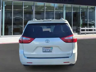 Toyota Sienna 2015 XLE para 7 pasajeros, con asiento de acceso automático, minivan de 4 puertas