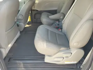 Toyota Sienna 2015 XLE para 7 pasajeros, con asiento de acceso automático, minivan de 4 puertas
