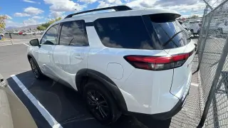 Nissan Pathfinder 2022 SV 4 puertas SUV con tracción a las cuatro ruedas