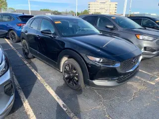 Mazda CX-30 2024 AWD 2.5 S Select Sport 4dr SUV con propietario único de CARFAX. CARFAX limpio. ¡El kilometraje está 1777 millas por debajo del promedio de mercado! Mica negro jet 2024 Mazda CX-30 2.5 S Select Sport AWD 6-Velocidades Automática SKYACTIVÂ-