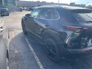 Mazda CX-30 2024 AWD 2.5 S Select Sport 4dr SUV con propietario único de CARFAX. CARFAX limpio. ¡El kilometraje está 1777 millas por debajo del promedio de mercado! Mica negro jet 2024 Mazda CX-30 2.5 S Select Sport AWD 6-Velocidades Automática SKYACTIVÂ-