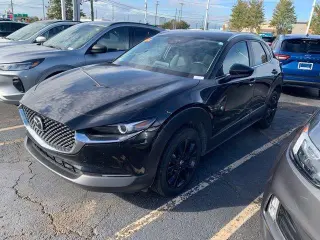 Mazda CX-30 2024 AWD 2.5 S Select Sport 4dr SUV con propietario único de CARFAX. CARFAX limpio. ¡El kilometraje está 1777 millas por debajo del promedio de mercado! Mica negro jet 2024 Mazda CX-30 2.5 S Select Sport AWD 6-Velocidades Automática SKYACTIVÂ-