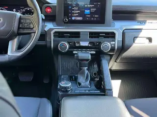 Toyota Tacoma 2025 4x4 SR5 4p Doble Cabina Doble 5.0 ft SB
