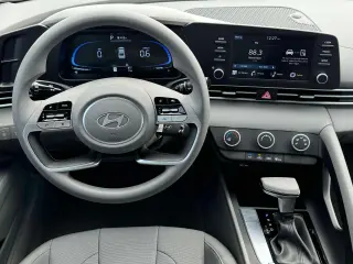 Hyundai ELANTRA 2025 SE 4p Sedana
